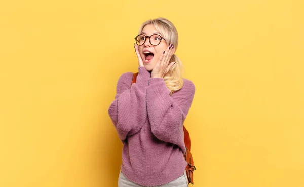 Blond Vrouw Gevoel Gelukkig Opgewonden Verrast Kijken Naar Zijkant Met — Stockfoto