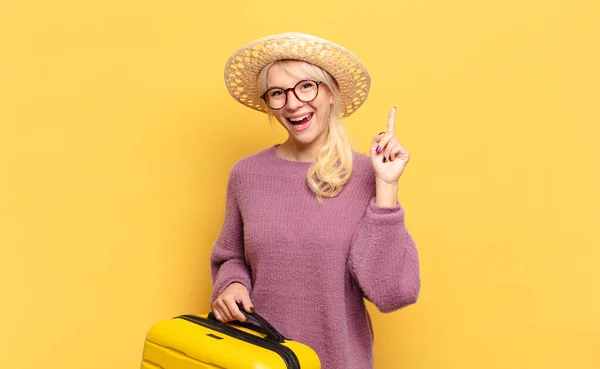 Mujer Rubia Sintiéndose Como Genio Feliz Emocionado Después Darse Cuenta — Foto de Stock