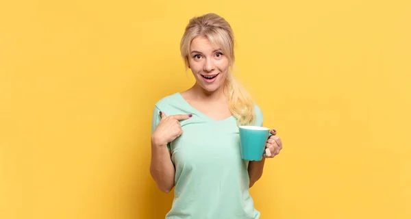 Blonde Woman Feeling Happy Surprised Proud Pointing Self Excited Amazed — Stock Photo, Image