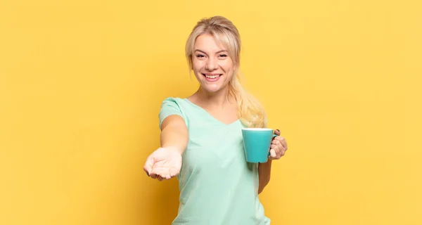 Blond Kvinna Ler Glatt Med Vänlig Säker Positiv Look Erbjuder — Stockfoto