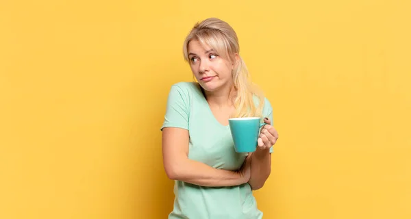 Blonde Woman Shrugging Feeling Confused Uncertain Doubting Arms Crossed Puzzled — Stock Photo, Image