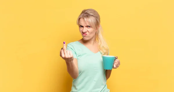 Donna Bionda Che Sente Arrabbiata Infastidita Ribelle Aggressiva Ribaltando Dito — Foto Stock