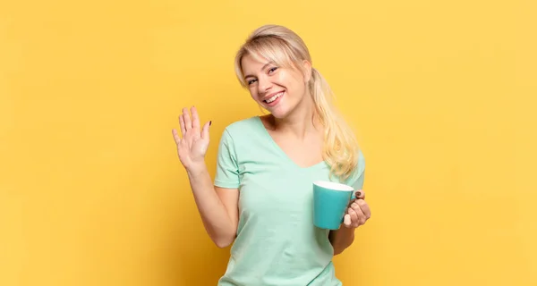 Blond Vrouw Glimlachen Gelukkig Vrolijk Zwaaien Hand Verwelkomen Groeten Afscheid — Stockfoto