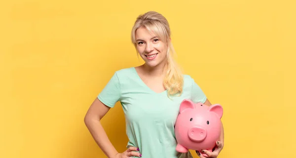 Mulher Loira Sorrindo Feliz Com Uma Mão Quadril Confiante Positiva — Fotografia de Stock