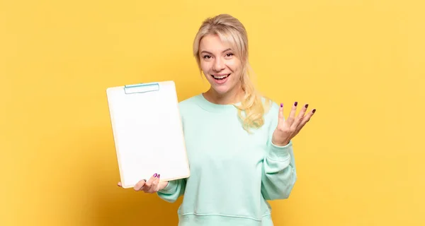 Blonde Woman Feeling Happy Surprised Cheerful Smiling Positive Attitude Realizing — Stock Photo, Image