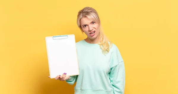 Blonde Woman Feeling Puzzled Confused Dumb Stunned Expression Looking Something — Stock Photo, Image