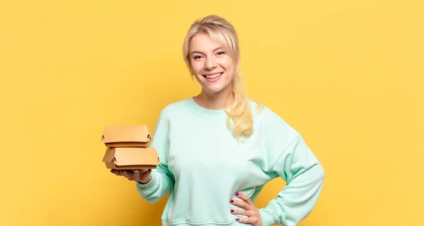 Mujer Rubia Sonriendo Felizmente Con Una Mano Cadera Actitud Segura —  Fotos de Stock