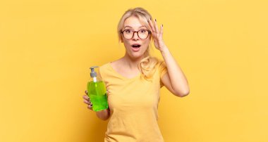 Sarışın kadın mutlu, şaşkın ve şaşırmış görünüyor, gülümsüyor ve inanılmaz ve inanılmaz iyi haberleri fark ediyor.