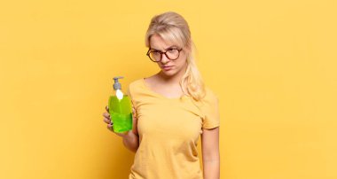 Sarışın kadın üzgün, üzgün ya da kızgın ve olumsuz bir tavır takınıyor.