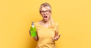 Sarışın kadın sinirli, sinirli ve hayal kırıklığına uğramış görünüyor. Senin neyin var? 