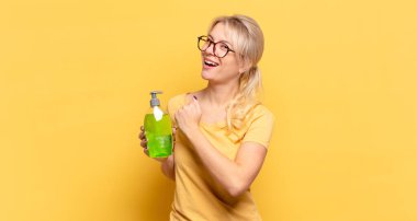 Sarışın kadın mutlu, pozitif ve başarılı hissediyor, meydan okumayla karşılaştığında motive oluyor ya da iyi sonuçları kutluyor.