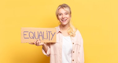 Sarışın kadın mutlu ve hoş bir şekilde şaşırmış görünüyor. Büyüleyici ve şok edici bir ifadeyle heyecanlanıyor.