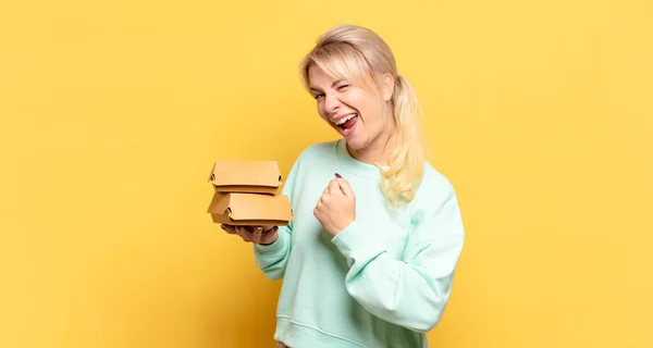 Blond Kvinna Känner Sig Lycklig Positiv Och Framgångsrik Motiverad När — Stockfoto