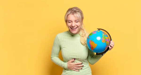 Blondine Lacht Laut Über Irgendeinen Urkomischen Witz Fühlt Sich Glücklich — Stockfoto