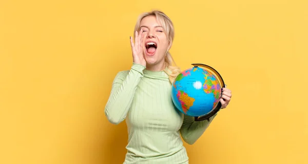 Blond Kvinna Känner Sig Glad Upphetsad Och Positiv Ger Ett — Stockfoto