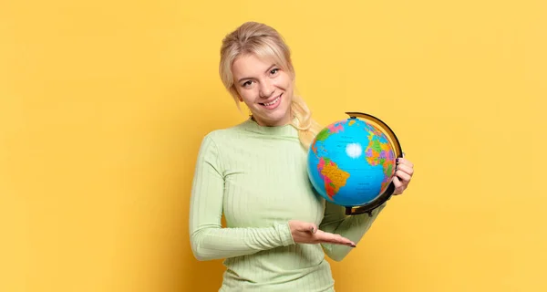 Blond Kvinna Ler Glatt Känner Sig Lycklig Och Visar Ett — Stockfoto