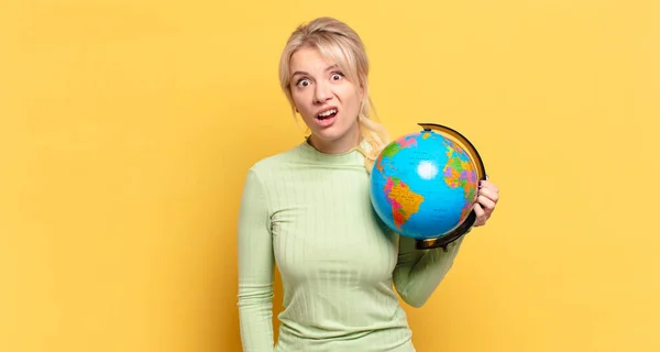 Blonde Woman Feeling Puzzled Confused Dumb Stunned Expression Looking Something — Stockfoto