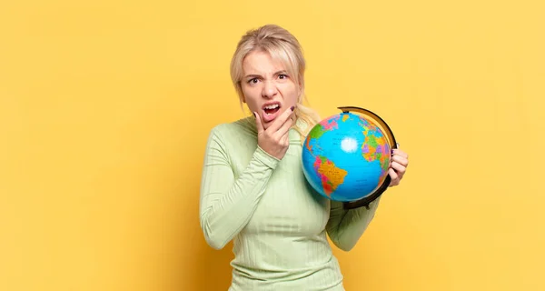 Blond Kvinna Med Mun Och Ögon Vidöppen Och Hand Haka — Stockfoto