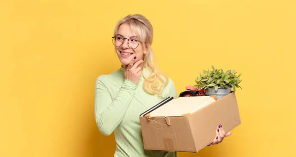 Blond Vrouw Glimlachen Gelukkig Dagdromen Twijfelen Kijken Naar Zijkant — Stockfoto