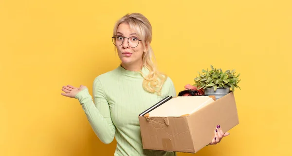 Blondýnka Cítí Zmatená Zmatená Pochybuje Váží Nebo Vybírá Různé Možnosti — Stock fotografie