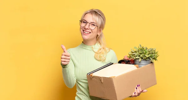 Mulher Loira Sentindo Orgulhosa Despreocupada Confiante Feliz Sorrindo Positivamente Com — Fotografia de Stock