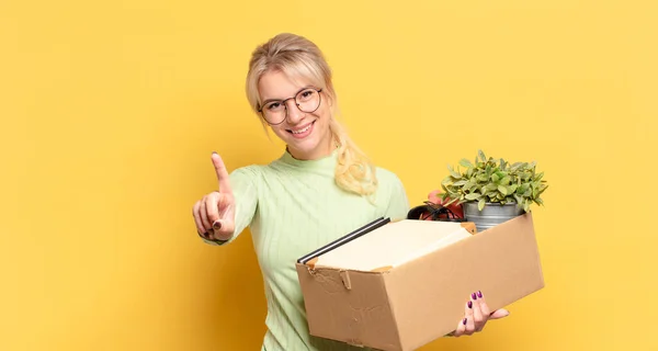 Blond Vrouw Glimlachen Kijken Vriendelijk Tonen Nummer Een Eerste Met — Stockfoto