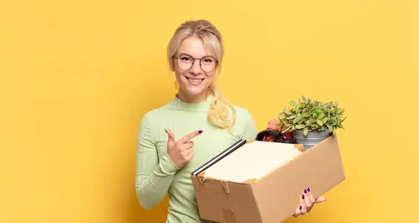 Mulher Loira Sorrindo Alegremente Sentindo Feliz Apontando Para Lado Para — Fotografia de Stock