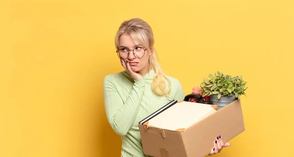 Blondýnka Cítí Znuděná Frustrovaná Ospalá Únavném Nudném Únavném Úkolu Držící — Stock fotografie