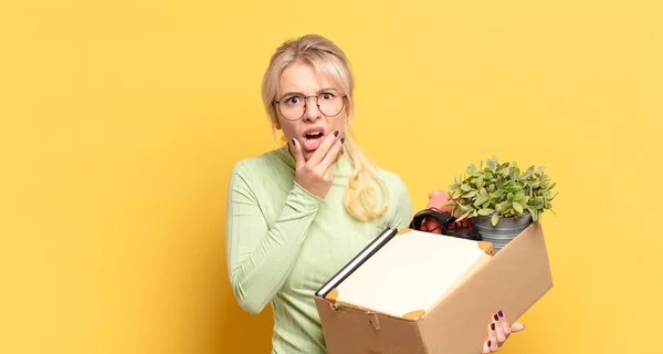 Blondine Mit Weit Geöffnetem Mund Und Augen Und Hand Kinn — Stockfoto