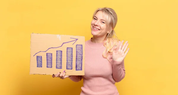 Mulher Loira Sorrindo Feliz Alegremente Acenando Mão Acolhendo Cumprimentando Você — Fotografia de Stock