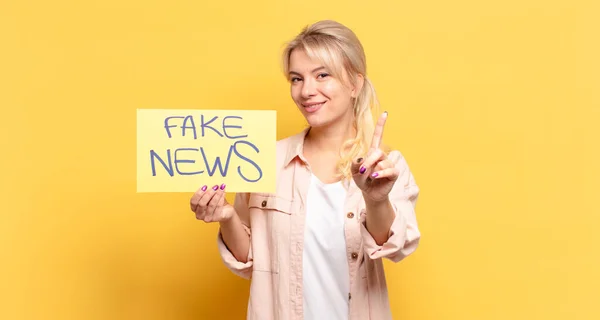 Mujer Rubia Sonriendo Orgullosa Confiada Haciendo Pose Número Uno Triunfante —  Fotos de Stock