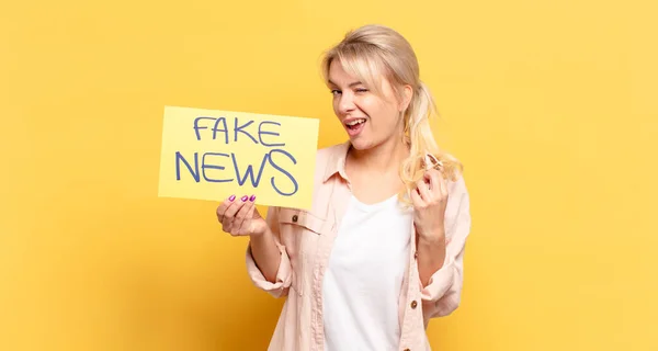 Blond Vrouw Zoek Arrogant Succesvol Positief Trots Wijzend Naar Zelf — Stockfoto