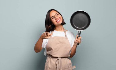 Genç İspanyol kadın kameraya tatmin olmuş, kendinden emin, dost canlısı bir gülümsemeyle bakıyor ve seni seçiyor.