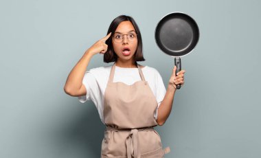 Genç İspanyol kadın şaşırmış, ağzı açık, şok olmuş, yeni bir düşünce, fikir ya da konsept keşfediyor.