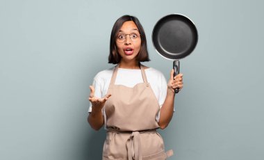 Genç İspanyol kadın aşırı derecede şaşırmış, şaşırmış, endişeli ve paniklemiş, stresli ve dehşete kapılmış görünüyor.