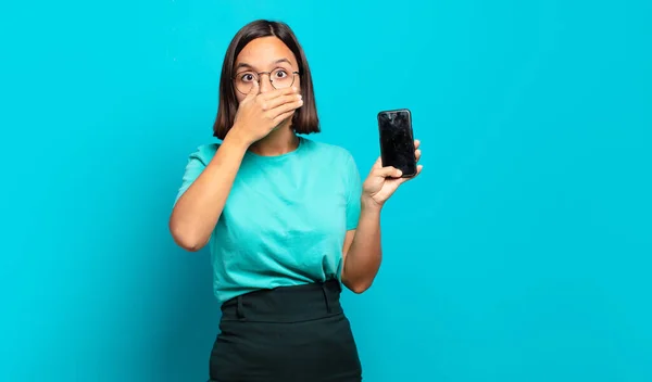 Junge Hispanische Frau Bedeckt Mund Mit Händen Mit Einem Schockierten — Stockfoto