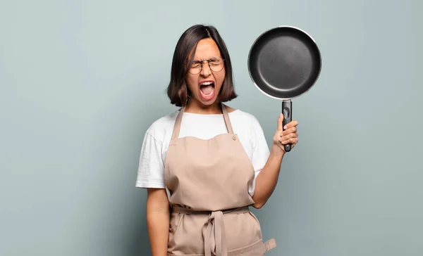 Giovane Donna Ispanica Urlando Aggressivamente Guardando Molto Arrabbiato Frustrato Indignato — Foto Stock