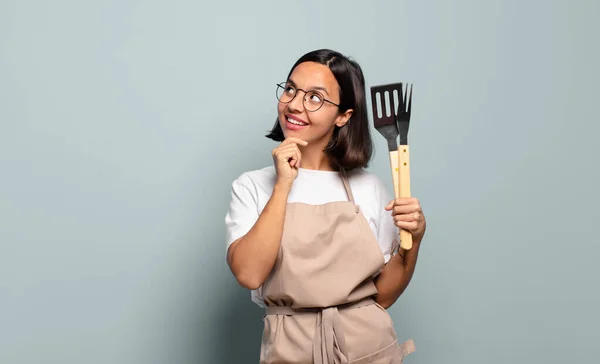 Jovem Hispânica Sorrindo Com Uma Expressão Feliz Confiante Com Mão — Fotografia de Stock