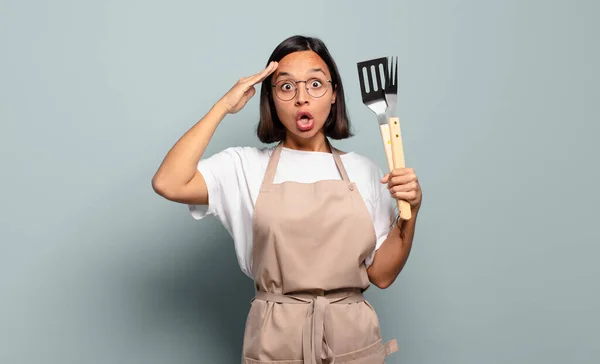 Junge Hispanische Frau Sieht Glücklich Erstaunt Und Überrascht Aus Lächelt — Stockfoto