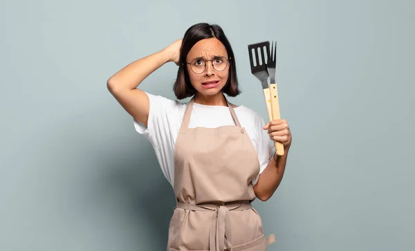 Junge Hispanische Frau Fühlt Sich Gestresst Besorgt Ängstlich Oder Verängstigt — Stockfoto