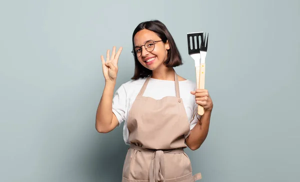 Ung Latinamerikansk Kvinna Ler Och Ser Vänlig Visar Nummer Fyra — Stockfoto