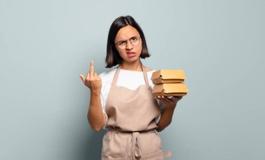 Genç İspanyol kadın kızgın, sinirli, asi ve agresif hissediyor. Orta parmağını sallıyor, karşı koyuyor.