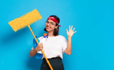 Genç Latin kadın gülümsüyor ve arkadaş canlısı görünüyor, 5 ya da 5 numarayı gösteriyor, eli önde, geri sayıyor.