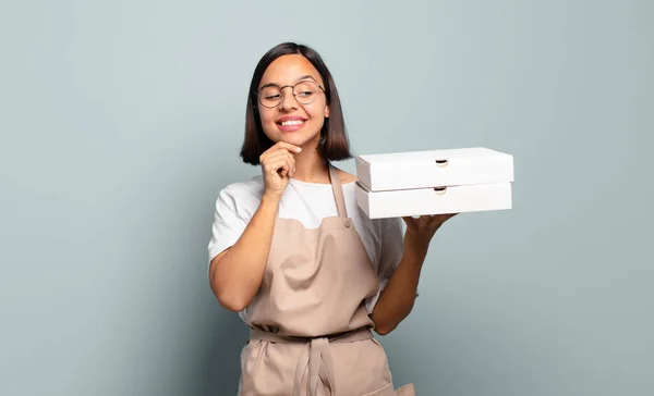 Jovem Hispânica Sorrindo Com Uma Expressão Feliz Confiante Com Mão — Fotografia de Stock