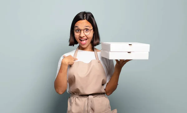 Joven Mujer Hispana Sintiéndose Feliz Sorprendida Orgullosa Señalándose Misma Con —  Fotos de Stock