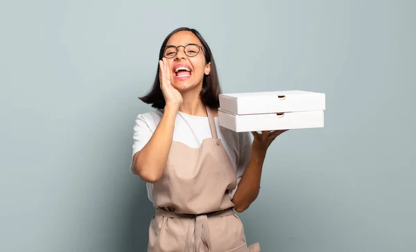 Joven Mujer Hispana Sintiéndose Feliz Emocionada Positiva Dando Gran Grito —  Fotos de Stock