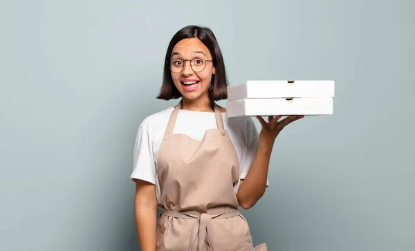 Joven Mujer Hispana Que Feliz Gratamente Sorprendida Emocionada Con Una —  Fotos de Stock