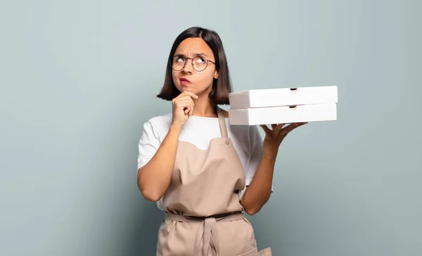 Joven Mujer Hispana Pensando Sintiéndose Dudosa Confundida Con Diferentes Opciones — Foto de Stock