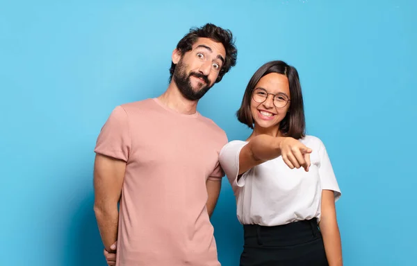 Jong Paar Wijzen Naar Camera Met Een Tevreden Zelfverzekerde Vriendelijke — Stockfoto