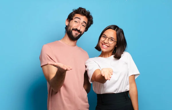 Junges Paar Lächelt Glücklich Mit Freundlichem Selbstbewusstem Positivem Blick Bietet — Stockfoto